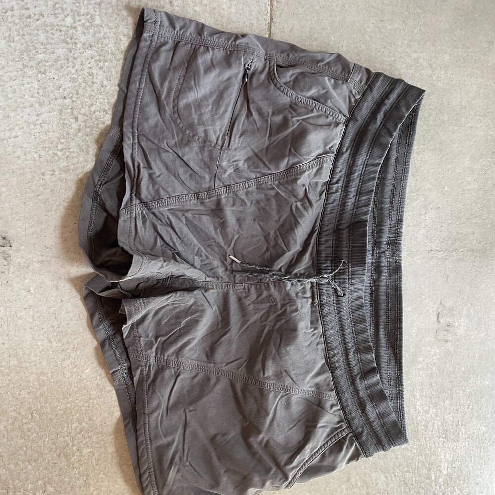 Distressed The north face 2XL Shorts- The north face 2XL gray shorts